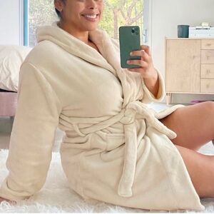 Summer & Rose Beige Hooded Fleece Cozy Robe Size L/XL